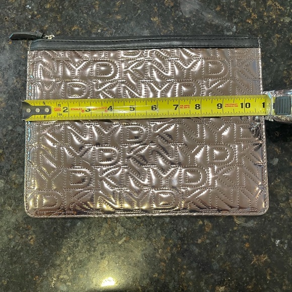 “DKNY” oversized 4 piece travel purse with 3 different sized zipper bags! - Picture 8 of 11
